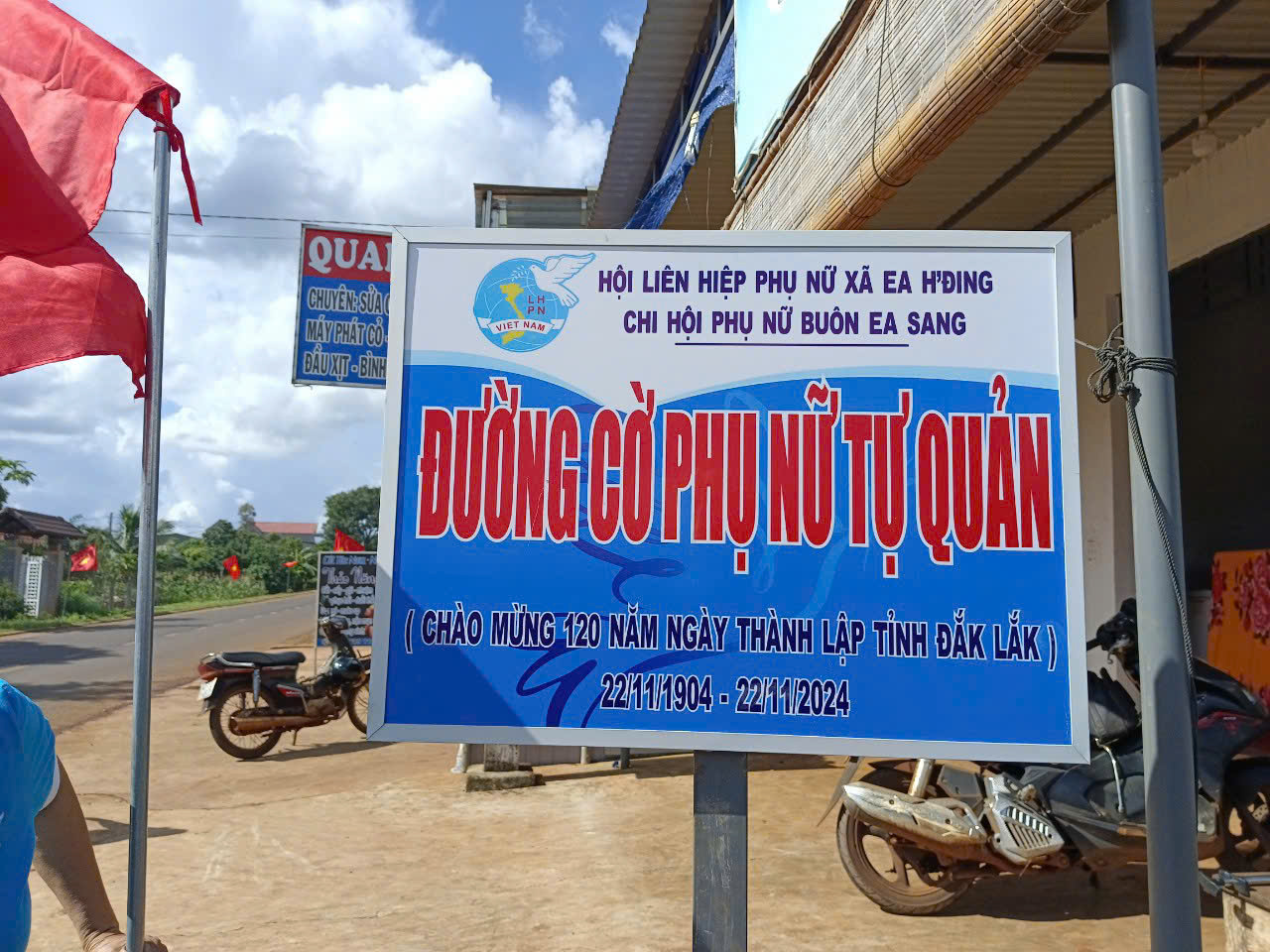 Chi Hội phụ nữ buôn Ea Sang, xã Ea H’đing với mô hình Đường cờ Tổ quốc
